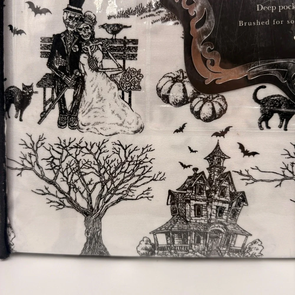 Trick or Treat Queen Sheet Set Black White Skeleton Toile Haunted House 4pc NEW
